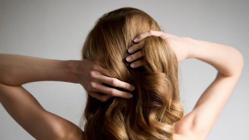 Capelli fini e senza volume? 10 trucchi per corpo e densità immediati