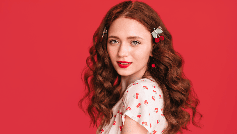 Capelli rosso ciliegia scuro: scopri l'hot trend del momento