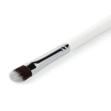 Ilū Make Up Precision Concealer Brush 121 - precision concealer brush